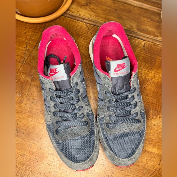 EUC - NIKE ‘Internationalist’ Sneaker (Women Size 7.5) - Picture 5 of 7